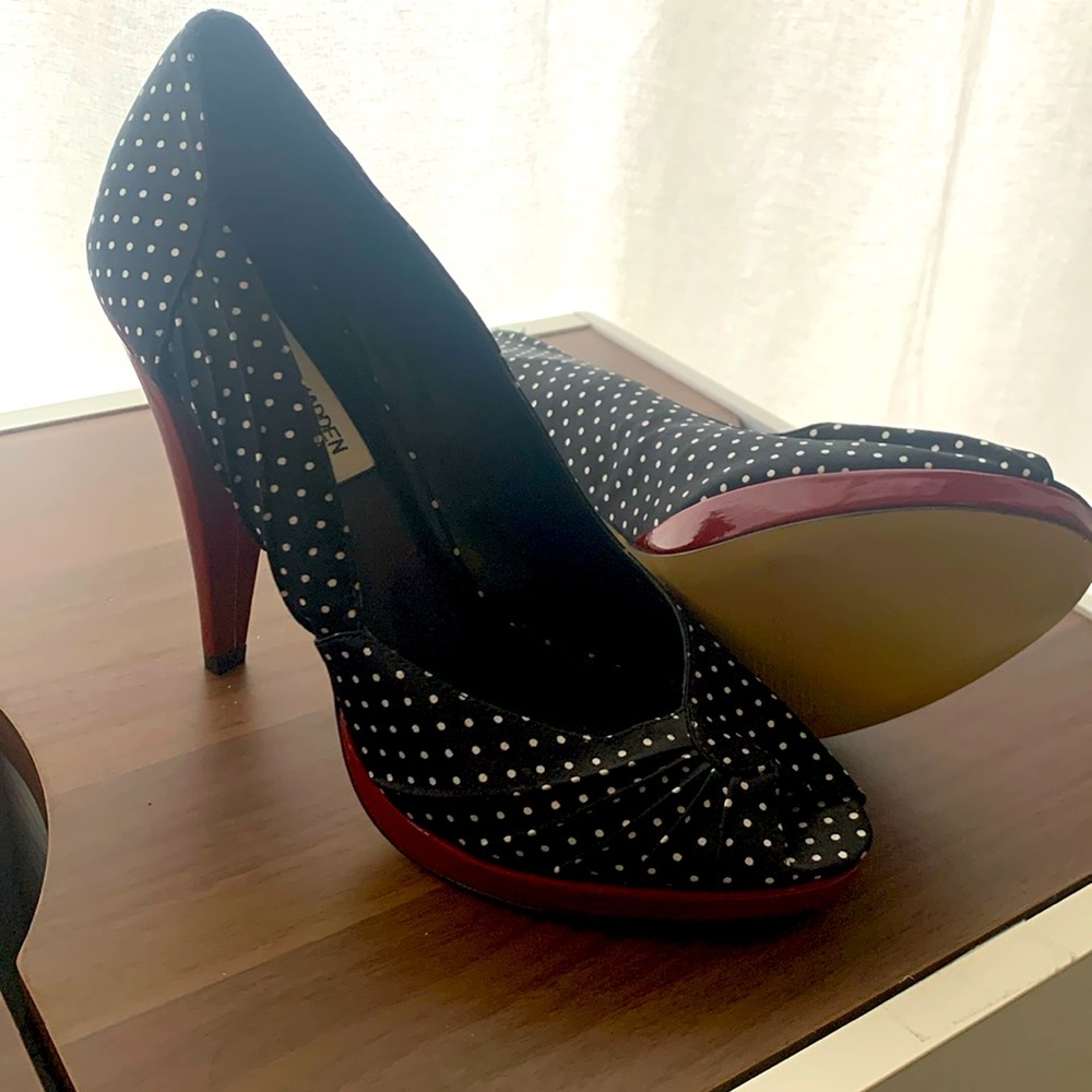 Polka dot black/red peep toes